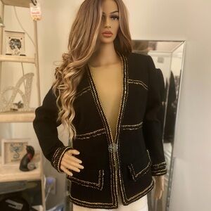 From the Pre-Fall 2017 Métiers d'Art collection.
• Chanel Paris-Cosmopolite